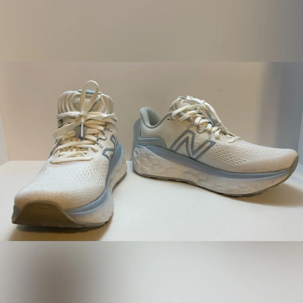 New Balance Women's Fresh Foam More V3 Running Shoes, Size 8.5 - Picture 3 of 8
